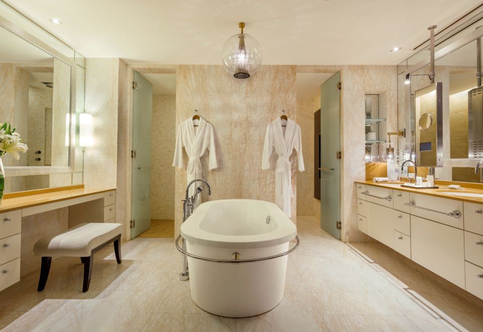 Guest bathroom — Hilton Kuala Lumpur